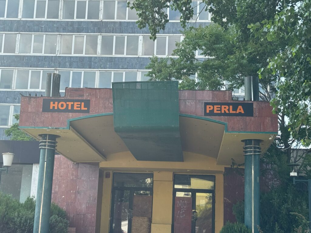 Galerie FOTO VIDEO Ultimele imagini cu Hotel Perla din Mamaia. Clădirea emblematică va fi demolată complet 5 Galerie FOTO VIDEO Ultimele imagini cu Hotel Perla din Mamaia. Clădirea emblematică va fi demolată complet WhatsApp Image 2025 06 15 at 17.44.46