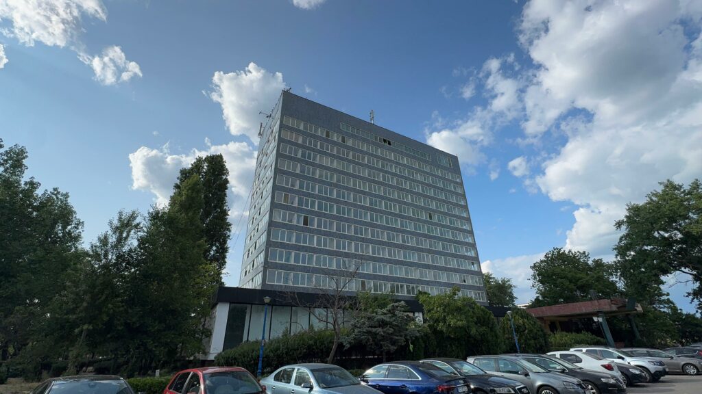 Galerie FOTO VIDEO Ultimele imagini cu Hotel Perla din Mamaia. Clădirea emblematică va fi demolată complet 7 Galerie FOTO VIDEO Ultimele imagini cu Hotel Perla din Mamaia. Clădirea emblematică va fi demolată complet WhatsApp Image 2025 06 15 at 17.45.04 1