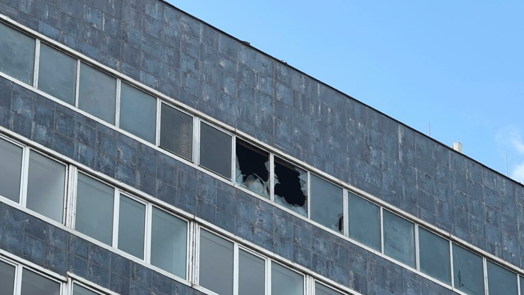 Galerie FOTO VIDEO Ultimele imagini cu Hotel Perla din Mamaia. Clădirea emblematică va fi demolată complet 3 Galerie FOTO VIDEO Ultimele imagini cu Hotel Perla din Mamaia. Clădirea emblematică va fi demolată complet WhatsApp Image 2025 06 15 at 17.45.04