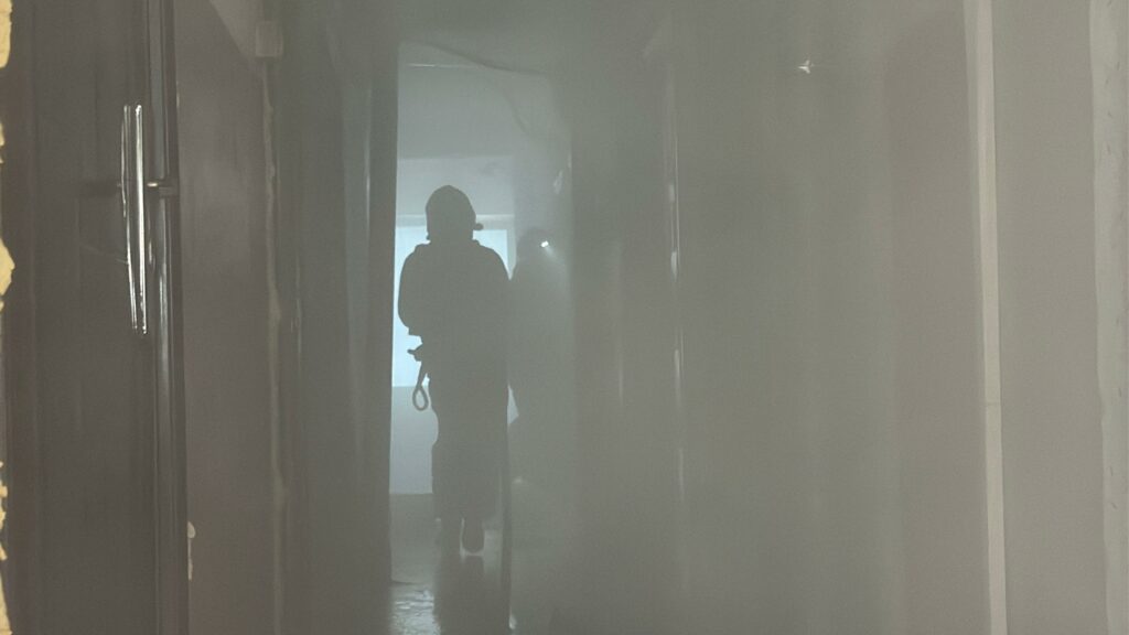 FOTO VIDEO Zece persoane evacuate dintr-un bloc din Tulcea, în urma unui incendiu izbucnit la o garsonieră WhatsApp Image 2025 06 18 at 11.12.03