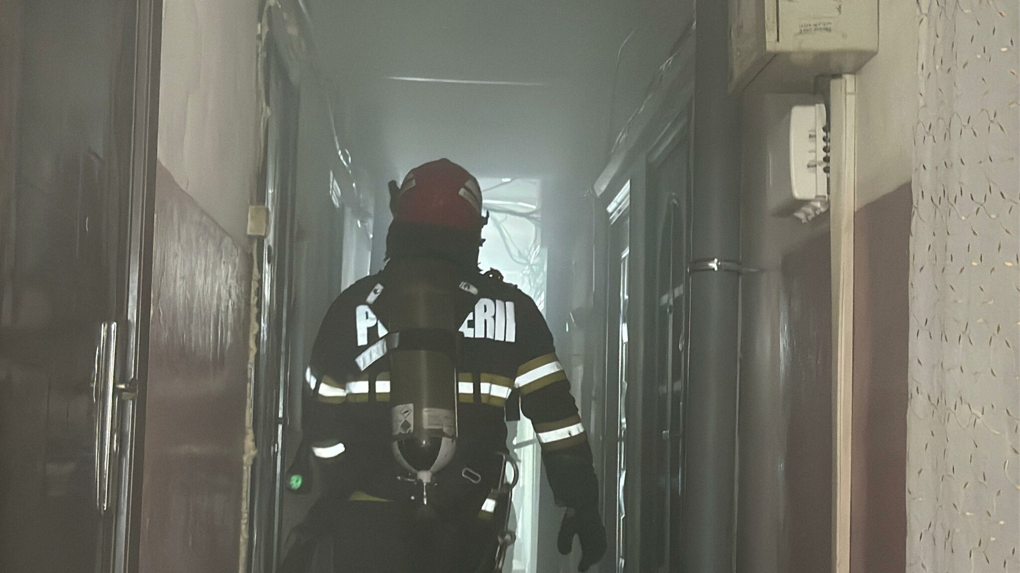 FOTO VIDEO Zece persoane evacuate dintr-un bloc din Tulcea, în urma unui incendiu izbucnit la o garsonieră WhatsApp Image 2025 06 18 at 11.12.04 1