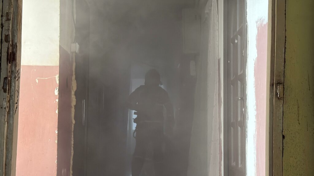 FOTO VIDEO Zece persoane evacuate dintr-un bloc din Tulcea, în urma unui incendiu izbucnit la o garsonieră WhatsApp Image 2025 06 18 at 11.12.04