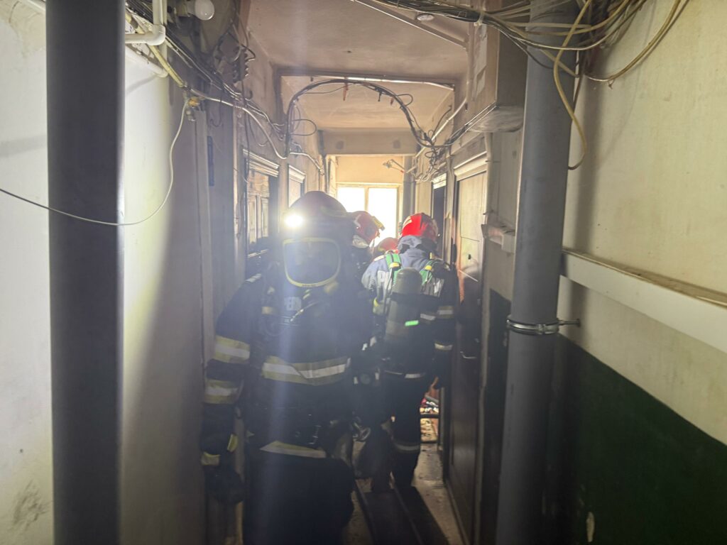 FOTO VIDEO Zece persoane evacuate dintr-un bloc din Tulcea, în urma unui incendiu izbucnit la o garsonieră WhatsApp Image 2025 06 18 at 11.12.06