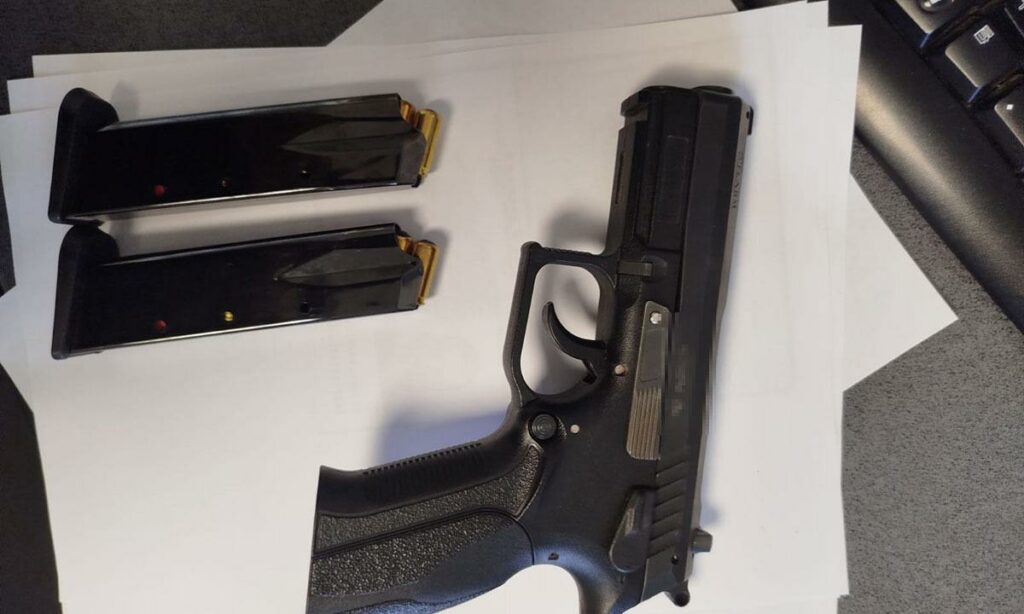 FOTO Pistol și muniție cu bilă de cauciuc, descoperite asupra unui cetățean ucrainean la intrarea în România 2 FOTO Pistol și muniție cu bilă de cauciuc, descoperite asupra unui cetățean ucrainean la intrarea în România WhatsApp Image 2025 06 18 at 14.11.26