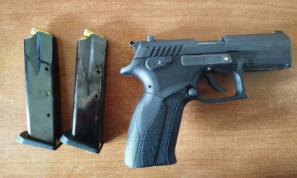 FOTO Pistol și muniție cu bilă de cauciuc, descoperite asupra unui cetățean ucrainean la intrarea în România 3 FOTO Pistol și muniție cu bilă de cauciuc, descoperite asupra unui cetățean ucrainean la intrarea în România WhatsApp Image 2025 06 18 at 14.11.28
