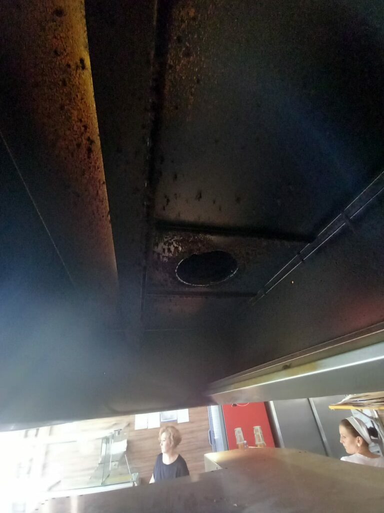FOTO VIDEO NOI incinte din Constanța închise temporar de Horia Constantinescu. Grăsime, insecte vii și condiții improprii de lucru 18 FOTO VIDEO NOI incinte din Constanța închise temporar de Horia Constantinescu. Grăsime, insecte vii și condiții improprii de lucru WhatsApp Image 2025 06 18 at 16.58.30 1
