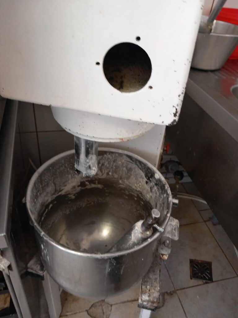 FOTO VIDEO NOI incinte din Constanța închise temporar de Horia Constantinescu. Grăsime, insecte vii și condiții improprii de lucru 11 FOTO VIDEO NOI incinte din Constanța închise temporar de Horia Constantinescu. Grăsime, insecte vii și condiții improprii de lucru WhatsApp Image 2025 06 18 at 17.02.01 1