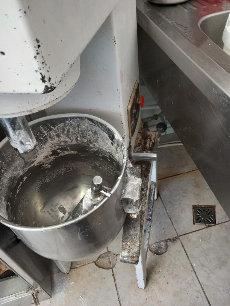 FOTO VIDEO NOI incinte din Constanța închise temporar de Horia Constantinescu. Grăsime, insecte vii și condiții improprii de lucru 13 FOTO VIDEO NOI incinte din Constanța închise temporar de Horia Constantinescu. Grăsime, insecte vii și condiții improprii de lucru WhatsApp Image 2025 06 18 at 17.02.01