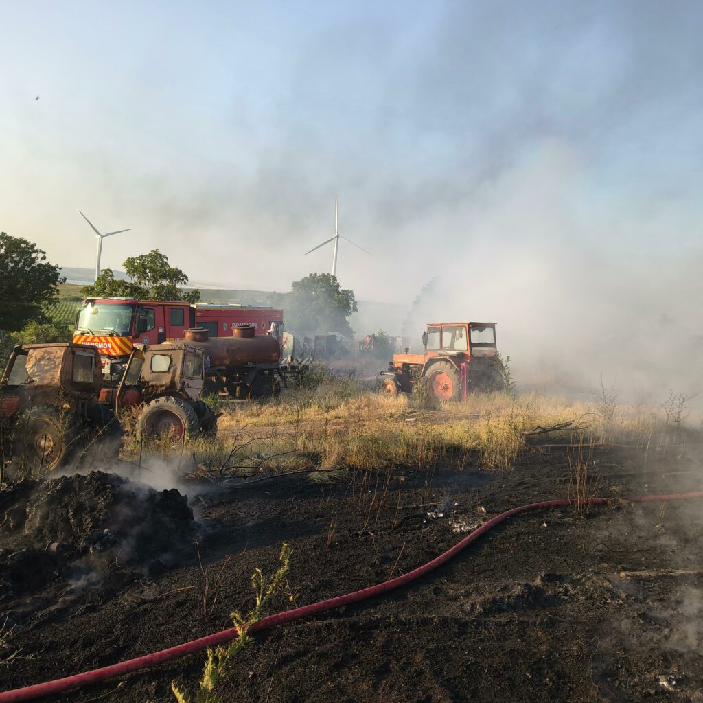 FOTO Incendiu puternic de vegetație la Babadag / Flăcările au cuprins și un autoturism 2 FOTO Incendiu puternic de vegetație la Babadag / Flăcările au cuprins și un autoturism WhatsApp Image 2025 06 18 at 21.39.11