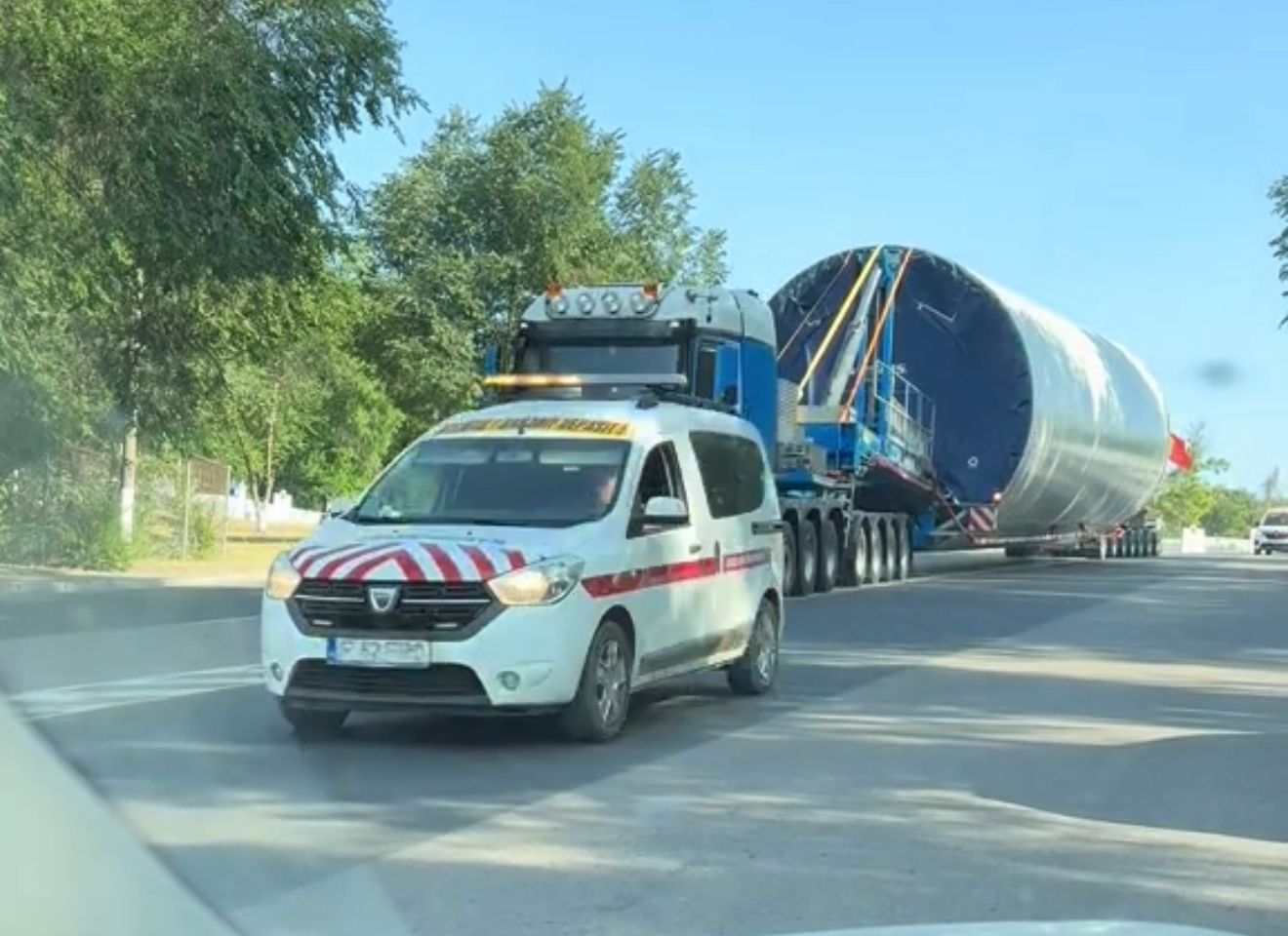 INFOTRAFIC: Patru transporturi agabaritice tranzitează județul Constanța WhatsApp Image 2025 06 21 at 11.17.24