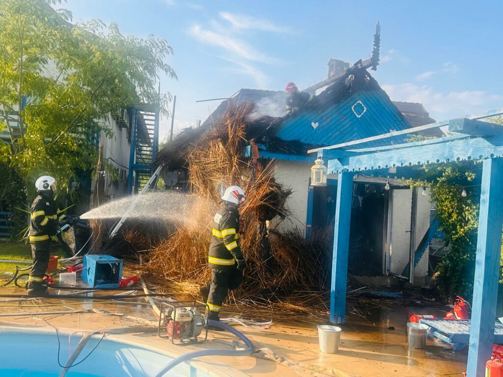 FOTO VIDEO Incendiu la o pensiune din Murghiol: doi turiști s-au autoevacuat/ Alte două incinte, salvate de la propagare UPDATE 6 FOTO VIDEO Incendiu la o pensiune din Murghiol: doi turiști s-au autoevacuat/ Alte două incinte, salvate de la propagare UPDATE WhatsApp Image 2025 06 24 at 19.19.42