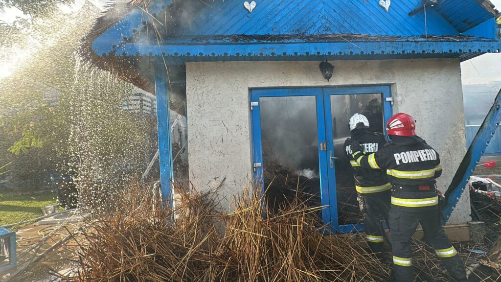 FOTO VIDEO Incendiu la o pensiune din Murghiol: doi turiști s-au autoevacuat/ Alte două incinte, salvate de la propagare UPDATE 5 FOTO VIDEO Incendiu la o pensiune din Murghiol: doi turiști s-au autoevacuat/ Alte două incinte, salvate de la propagare UPDATE WhatsApp Image 2025 06 24 at 19.22.07