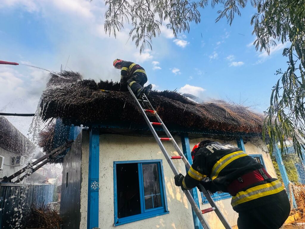 FOTO VIDEO Incendiu la o pensiune din Murghiol: doi turiști s-au autoevacuat/ Alte două incinte, salvate de la propagare UPDATE 3 FOTO VIDEO Incendiu la o pensiune din Murghiol: doi turiști s-au autoevacuat/ Alte două incinte, salvate de la propagare UPDATE WhatsApp Image 2025 06 24 at 19.23.08