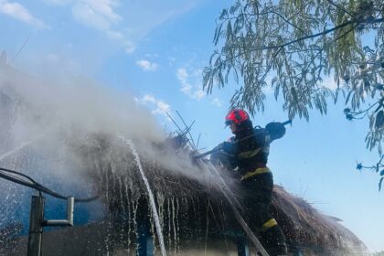 FOTO VIDEO Incendiu la o pensiune din Murghiol: doi turiști s-au autoevacuat/ Alte două incinte, salvate de la propagare UPDATE WhatsApp Image 2025 06 24 at 19.24.07