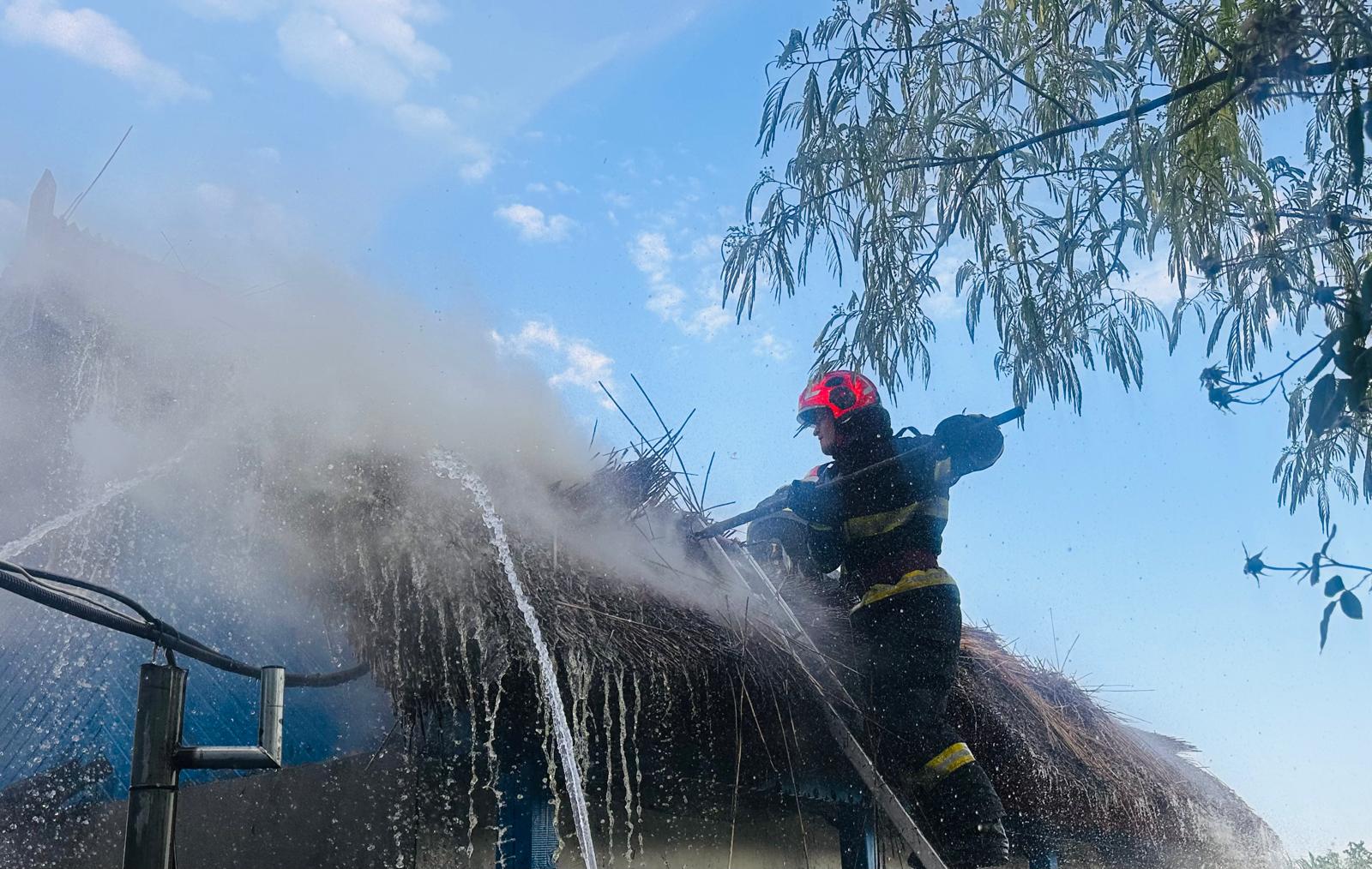 FOTO VIDEO Incendiu la o pensiune din Murghiol: doi turiști s-au autoevacuat/ Alte două incinte, salvate de la propagare UPDATE WhatsApp Image 2025 06 24 at 19.24.07