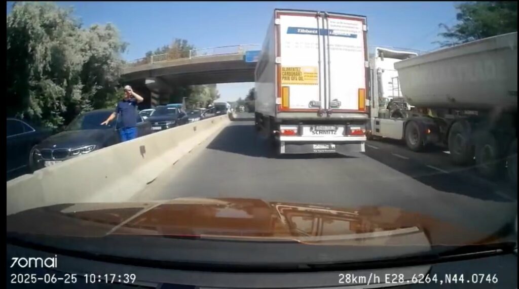 FOTO VIDEO O mașină a ieșit în afara părții carosabile, aproape de Eforie / Traficul este îngreunat 3 FOTO VIDEO O mașină a ieșit în afara părții carosabile, aproape de Eforie / Traficul este îngreunat WhatsApp Image 2025 06 25 at 11.06.53