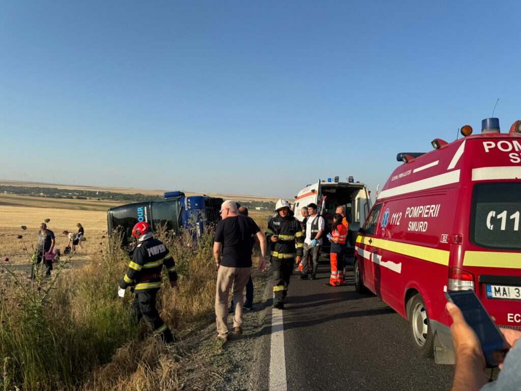 FOTO VIDEO/ PLAN ROȘU ACTIVAT: Un autocar cu 55 de persoane s-a răsturnat la Tariverde, Constanța/ Traficul este BLOCAT pe ambele sensuri UPDATE WhatsApp Image 2025 06 25 at 19.22.56 1