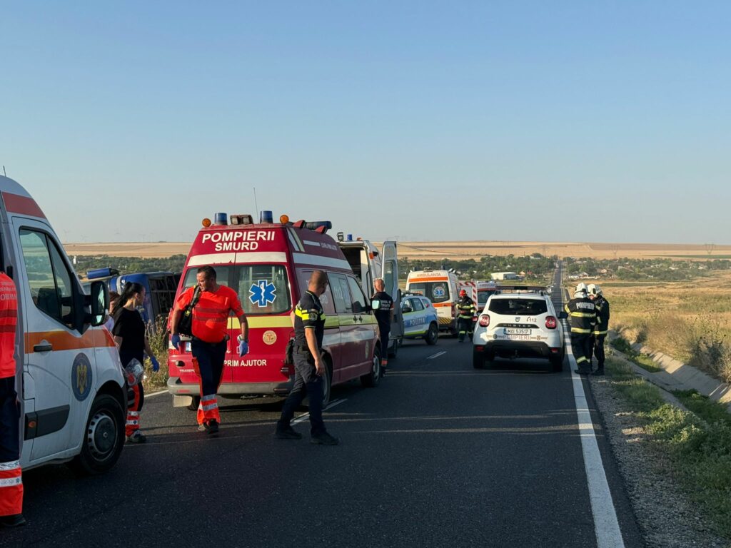 FOTO VIDEO/ PLAN ROȘU ACTIVAT: Un autocar cu 55 de persoane s-a răsturnat la Tariverde, Constanța/ Traficul este BLOCAT pe ambele sensuri UPDATE WhatsApp Image 2025 06 25 at 19.22.58 1
