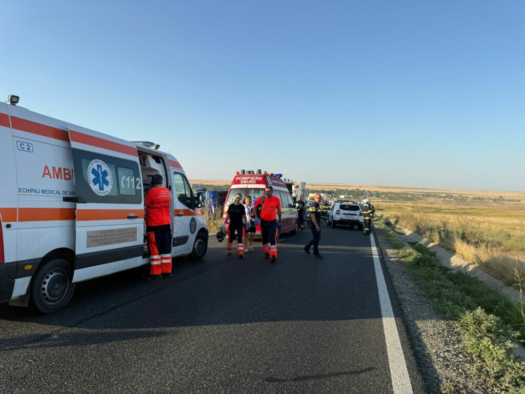 FOTO VIDEO/ PLAN ROȘU ACTIVAT: Un autocar cu 55 de persoane s-a răsturnat la Tariverde, Constanța/ Traficul este BLOCAT pe ambele sensuri UPDATE WhatsApp Image 2025 06 25 at 19.22.58