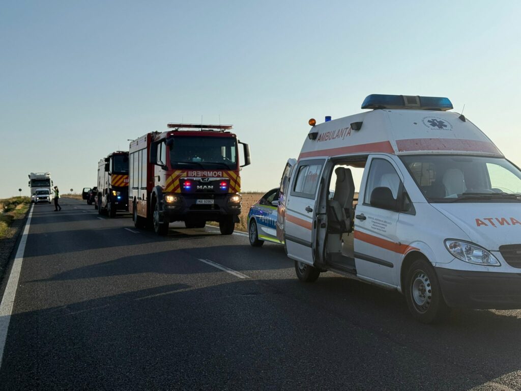 FOTO VIDEO/ PLAN ROȘU ACTIVAT: Un autocar cu 55 de persoane s-a răsturnat la Tariverde, Constanța/ Traficul este BLOCAT pe ambele sensuri UPDATE WhatsApp Image 2025 06 25 at 19.22.59