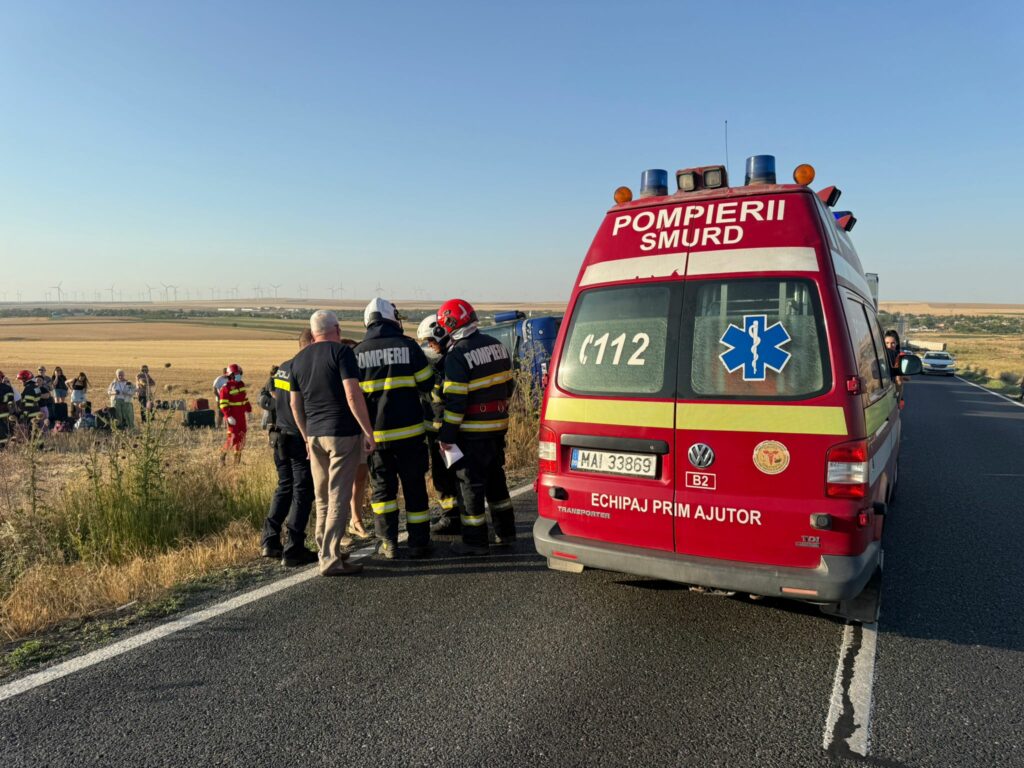 FOTO VIDEO/ PLAN ROȘU ACTIVAT: Un autocar cu 55 de persoane s-a răsturnat la Tariverde, Constanța/ Traficul este BLOCAT pe ambele sensuri UPDATE WhatsApp Image 2025 06 25 at 19.23.00