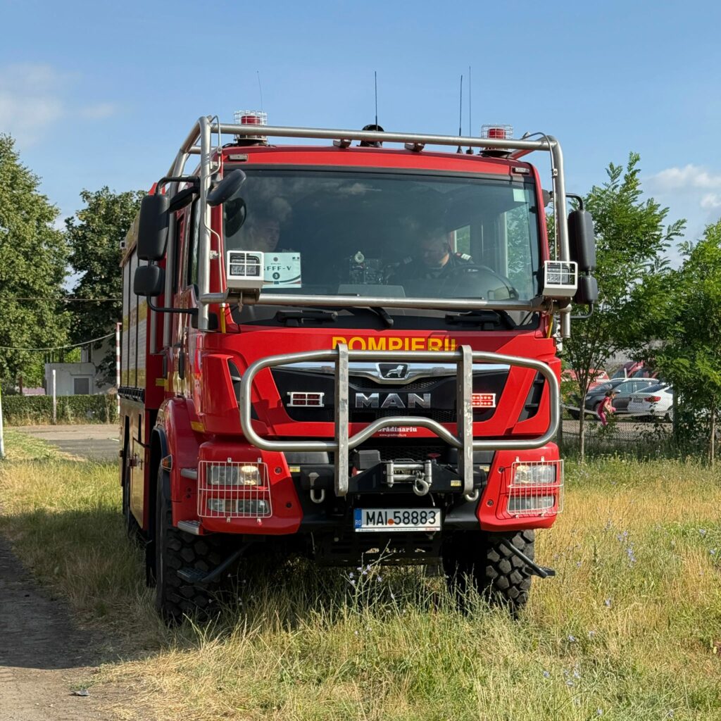 FOTO VIDEO Zeci de pompieri români trimiși în Franța, într-un program de pre-poziționare în cazul incendiilor de pădure 5 FOTO VIDEO Zeci de pompieri români trimiși în Franța, într-un program de pre-poziționare în cazul incendiilor de pădure WhatsApp Image 2025 06 28 at 12.06.49 1