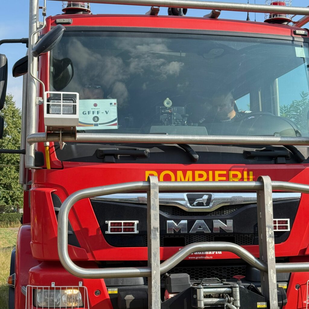 FOTO VIDEO Zeci de pompieri români trimiși în Franța, într-un program de pre-poziționare în cazul incendiilor de pădure 7 FOTO VIDEO Zeci de pompieri români trimiși în Franța, într-un program de pre-poziționare în cazul incendiilor de pădure WhatsApp Image 2025 06 28 at 12.06.49