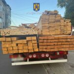 Șofer amendat pentru că transporta mai mult lemn decât era specificat în acte WhatsApp Image 2025 06 28 at 13.39.54