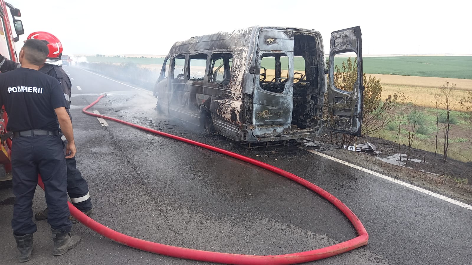 FOTO VIDEO Un microbuz a ars în totalitate pe DN22 / 20 de persoane, printre care doi copii, s-au autoevacuat UPDATE WhatsApp Image 2025 06 28 at 17.33.07 1