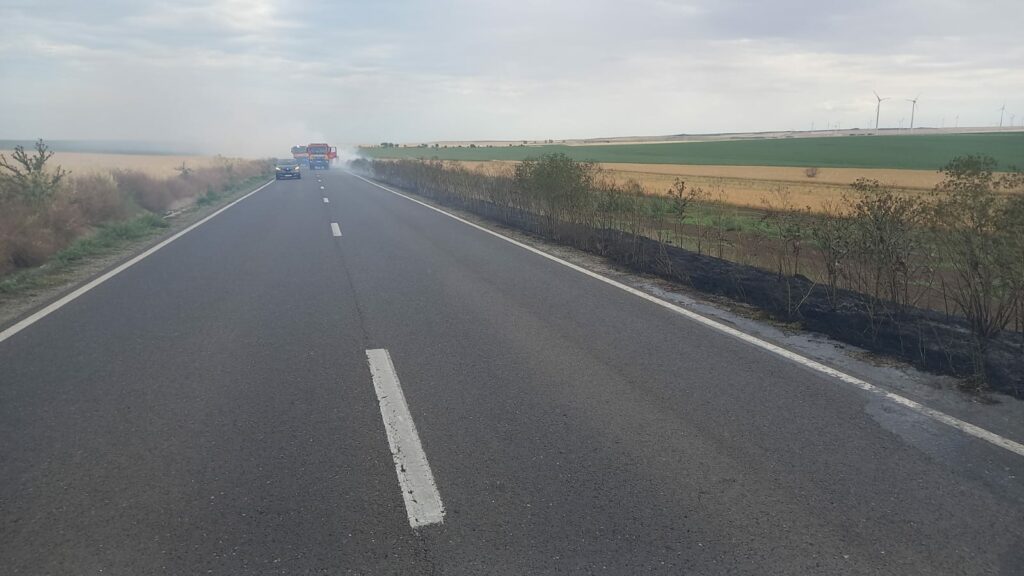 FOTO VIDEO Un microbuz a ars în totalitate pe DN22 / 20 de persoane, printre care doi copii, s-au autoevacuat UPDATE 4 FOTO VIDEO Un microbuz a ars în totalitate pe DN22 / 20 de persoane, printre care doi copii, s-au autoevacuat UPDATE WhatsApp Image 2025 06 28 at 17.33.30