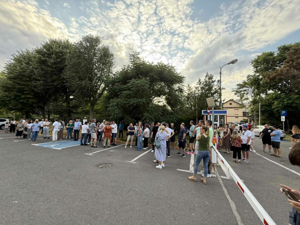 FOTO VIDEO Protest în fața Primăriei Constanța: Se cere demisia lui Vergil Chițac 2 FOTO VIDEO Protest în fața Primăriei Constanța: Se cere demisia lui Vergil Chițac WhatsApp Image 2025 06 28 at 19.18.39 1