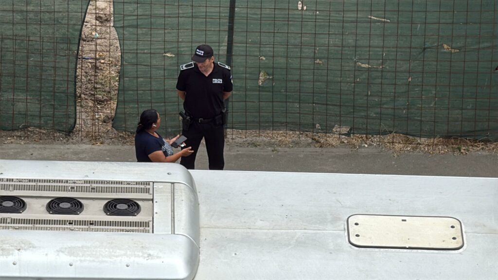 FOTO VIDEO N-a avut nici bilet, nici viteză: a rupt pământul de sub papuci până l-au prins/ Individ prins fără bilet de controlorii CT Bus 6 FOTO VIDEO N-a avut nici bilet, nici viteză: a rupt pământul de sub papuci până l-au prins/ Individ prins fără bilet de controlorii CT Bus WhatsApp Image 2025 06 29 at 05.25.27 6