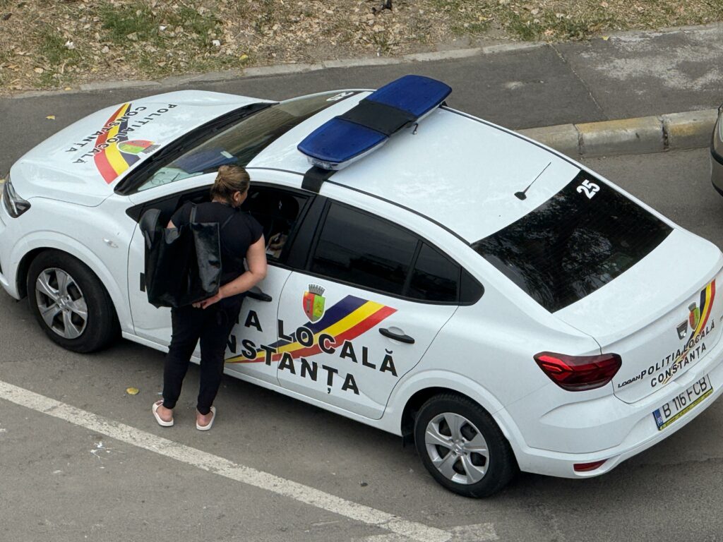 FOTO VIDEO N-a avut nici bilet, nici viteză: a rupt pământul de sub papuci până l-au prins/ Individ prins fără bilet de controlorii CT Bus 5 FOTO VIDEO N-a avut nici bilet, nici viteză: a rupt pământul de sub papuci până l-au prins/ Individ prins fără bilet de controlorii CT Bus WhatsApp Image 2025 06 29 at 05.25.27 7