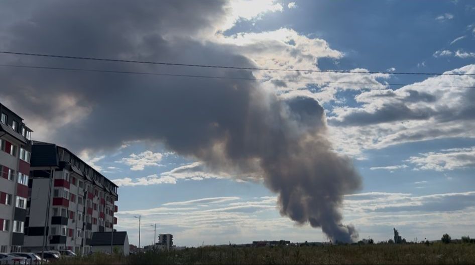 FOTO VIDEO Hală cu haine și încălțăminte, cuprinsă de flăcări pe A1. Intervin zeci de pompieri WhatsApp Image 2025 06 29 at 19.48.04