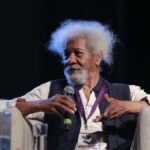 Un laureat al Premiului Nobel, păcălit de un taximetrist în București. I-a cerut 400 de euro pe o cursă de la aeroport până la un hotel Wole Soyinka