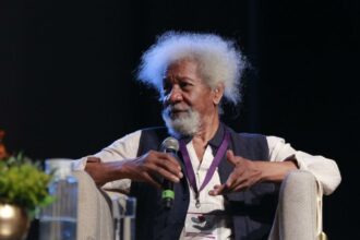 Un laureat al Premiului Nobel, păcălit de un taximetrist în București. I-a cerut 400 de euro pe o cursă de la aeroport până la un hotel Wole Soyinka