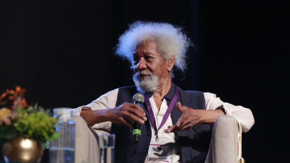 Un laureat al Premiului Nobel, păcălit de un taximetrist în București. I-a cerut 400 de euro pe o cursă de la aeroport până la un hotel Wole Soyinka