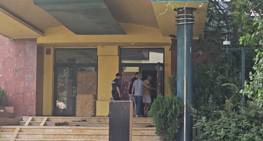 FOTO VIDEO Alertă în Mamaia! Un paznic a tras focuri de armă. Mai multe echipaje de poliție la fața locului 5 FOTO VIDEO Alertă în Mamaia! Un paznic a tras focuri de armă. Mai multe echipaje de poliție la fața locului a6abd015 4038 4567 af84 d7b0314e4766