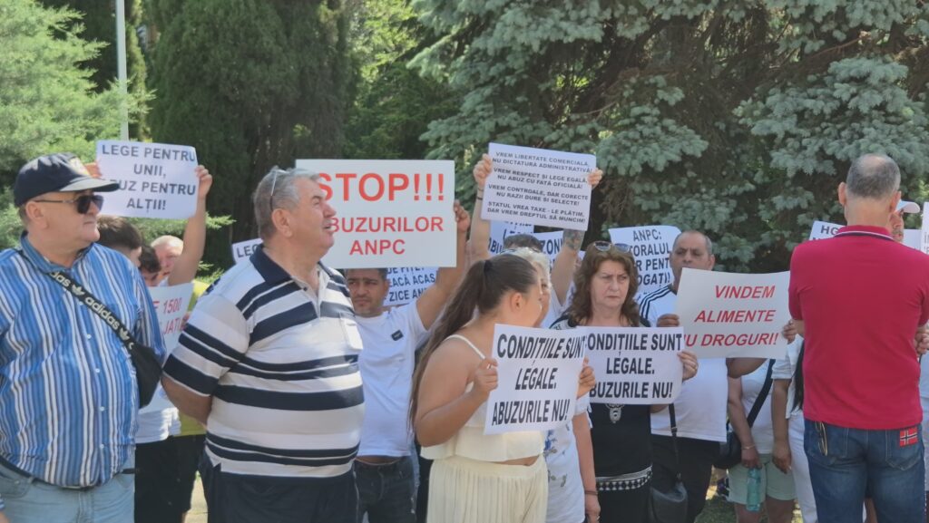 FOTO VIDEO Protest al micilor comercianți, în fața Prefecturii Constanța/ Acuză abuzuri ANPC și discriminare legislativă 5 FOTO VIDEO Protest al micilor comercianți, în fața Prefecturii Constanța/ Acuză abuzuri ANPC și discriminare legislativă a8a6f63d d880 4071 816b 288cf76685ee