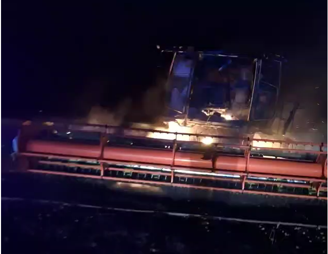 FOTO VIDEO Incendiu violent la un utilaj agricol, aproape de Cerna, Tulcea aa