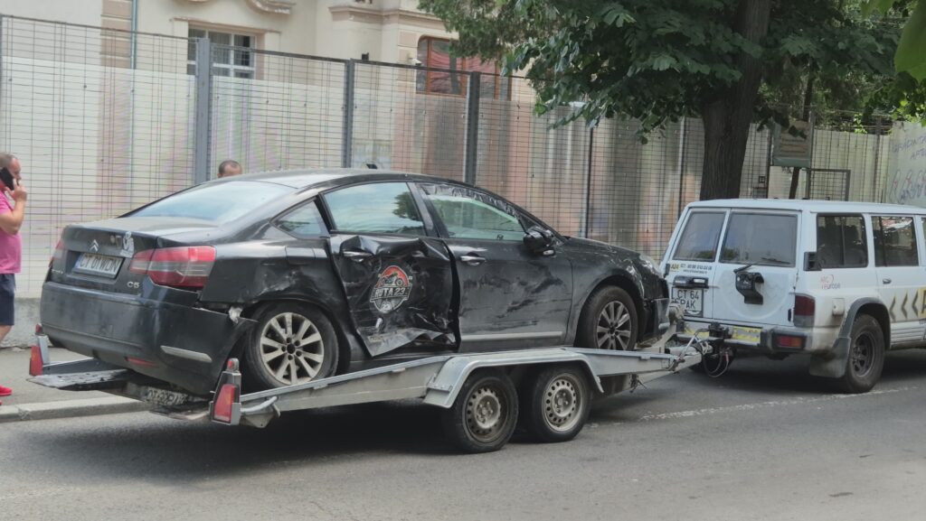 FOTO VIDEO Accident cu CINCI mașini implicate, la intersecția dintre străzile Răscoalei și Decebal ab9046c8 08da 495f a27d 7297085210e9