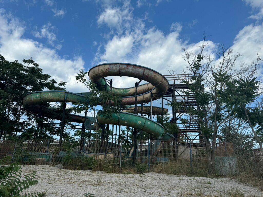 FOTO VIDEO Toboganul care se descompune sub privirile turiștilor. Dosarul desființării este blocat în instanță de ani buni 5 FOTO VIDEO Toboganul care se descompune sub privirile turiștilor. Dosarul desființării este blocat în instanță de ani buni accc470f b873 4838 9980 1d213b71c723