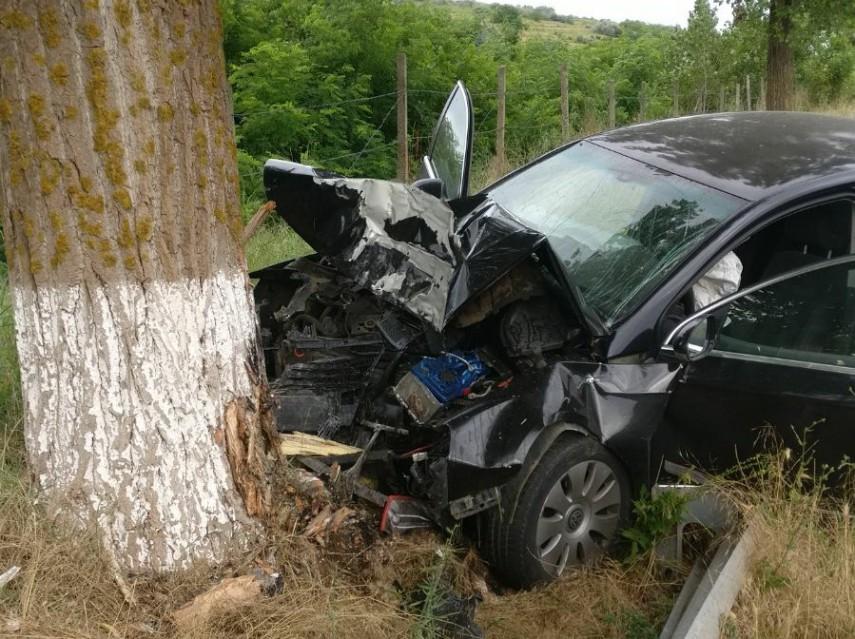 Accident rutier urmat de incendiu în Deleni/ O femeie a ajuns la spital accident masina copac