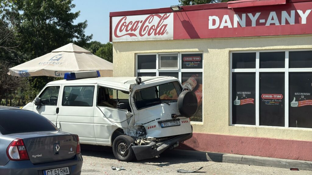 FOTO VIDEO Accident GRAV între DOUĂ camioane și CINCI mașini printre care una de la MAI, în Mihail Kogălniceanu/ A intervenit elicopterul SMURD UPDATE 21 FOTO VIDEO Accident GRAV între DOUĂ camioane și CINCI mașini printre care una de la MAI, în Mihail Kogălniceanu/ A intervenit elicopterul SMURD UPDATE ad7725ae 1c1b 4907 be8b 4a121c557074
