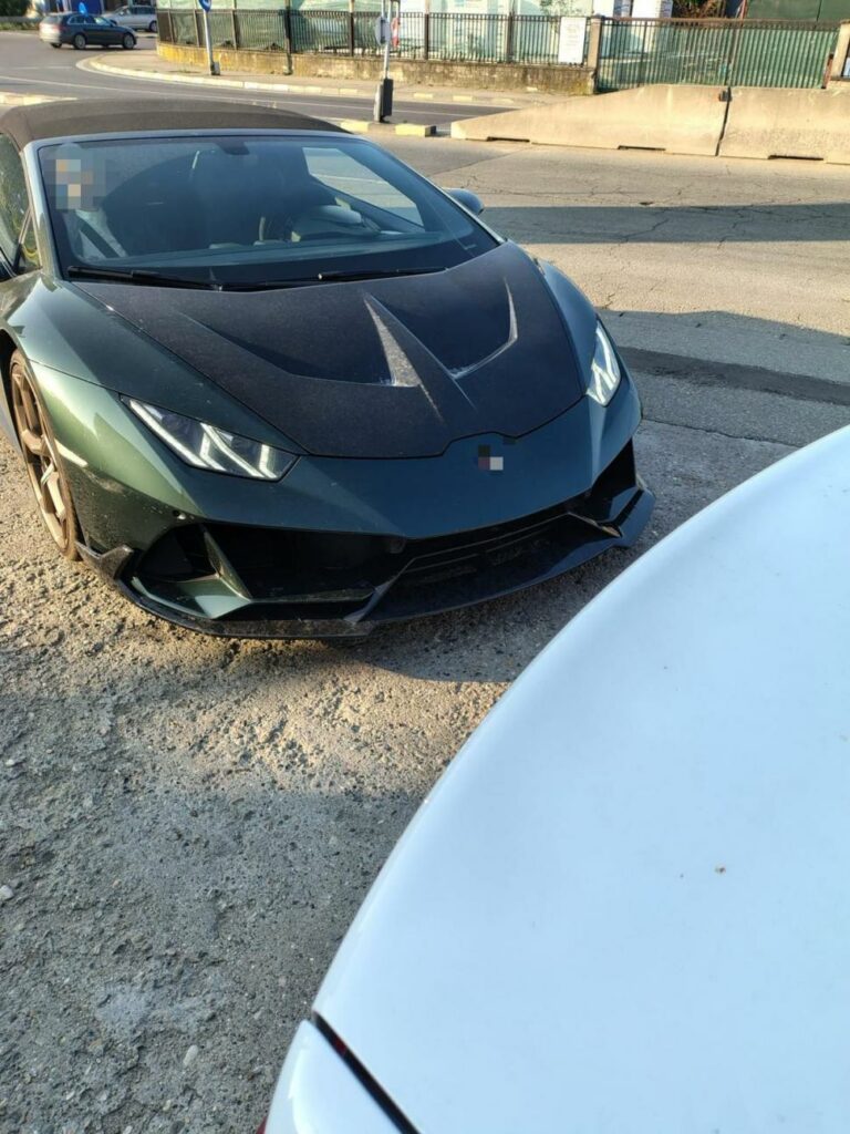 FOTO Andrew Tate a rămas fără permis după ce a fost prins cu 196 km/h pe DN7 4 FOTO Andrew Tate a rămas fără permis după ce a fost prins cu 196 km/h pe DN7 andrew tate a ramas fara permis dupa ce a fost prins cu 196 km ora in localitate 979030