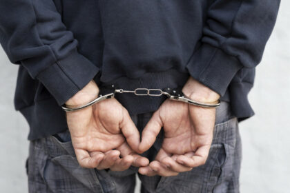 Un minor cu infracțiuni la regimul rutier și un proxenet, încarcerați în Penitenciarul Poarta Albă arest