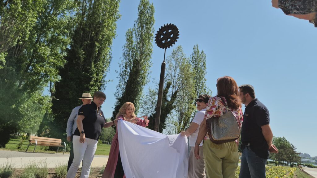 FOTO VIDEO Clubul Rotary Cetatea Tomis și Clubul Rotary Pontus Euxin dezvelesc totemului Rotary și instalează Simbolului Păcii 5 FOTO VIDEO Clubul Rotary Cetatea Tomis și Clubul Rotary Pontus Euxin dezvelesc totemului Rotary și instalează Simbolului Păcii b7fc6890 2968 4ded a307 5c8f5489512e