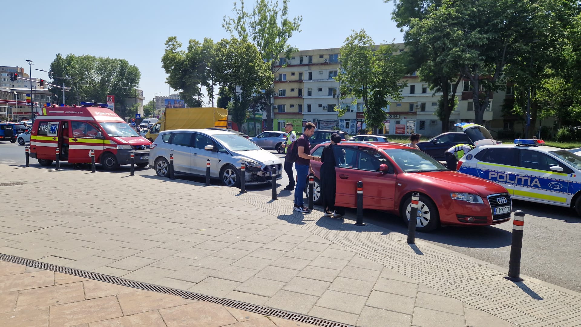 FOTO VIDEO Șoferul unei mașini a avut nevoie de îngrijiri medicale, în urma unui accident, în zona City Park Mall bd4616c6 529b 4536 8518 4c6344952d02