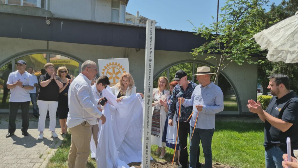 FOTO VIDEO Clubul Rotary Cetatea Tomis și Clubul Rotary Pontus Euxin dezvelesc totemului Rotary și instalează Simbolului Păcii 11 FOTO VIDEO Clubul Rotary Cetatea Tomis și Clubul Rotary Pontus Euxin dezvelesc totemului Rotary și instalează Simbolului Păcii bd996778 b0ce 4510 94e0 d3031a4a4608