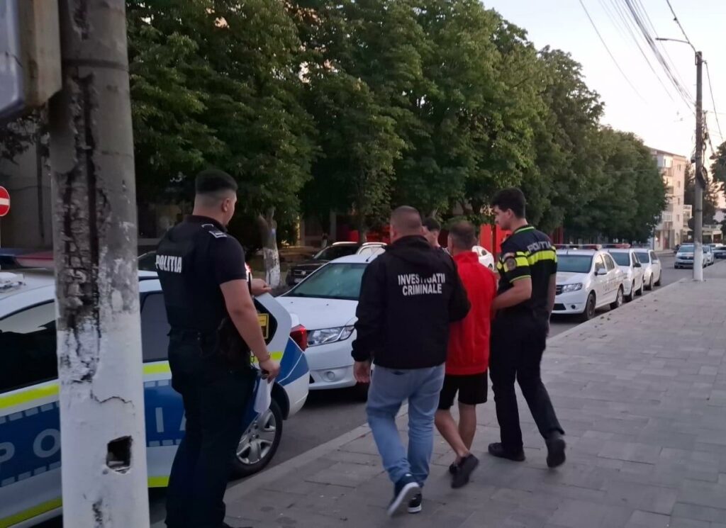 VIDEO Tată și fiu MINOR, violenți în stradă la Lipnița: ATAC asupra unui alt localnic 2 VIDEO Tată și fiu MINOR, violenți în stradă la Lipnița: ATAC asupra unui alt localnic be63dd85 f9b5 418a 8bf8 8ec119b8faaa